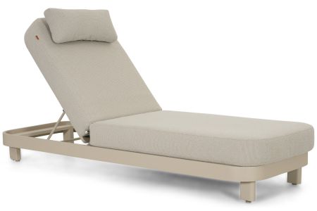 Santika Nanda ligbed