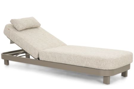 Santika Cayora ligbed