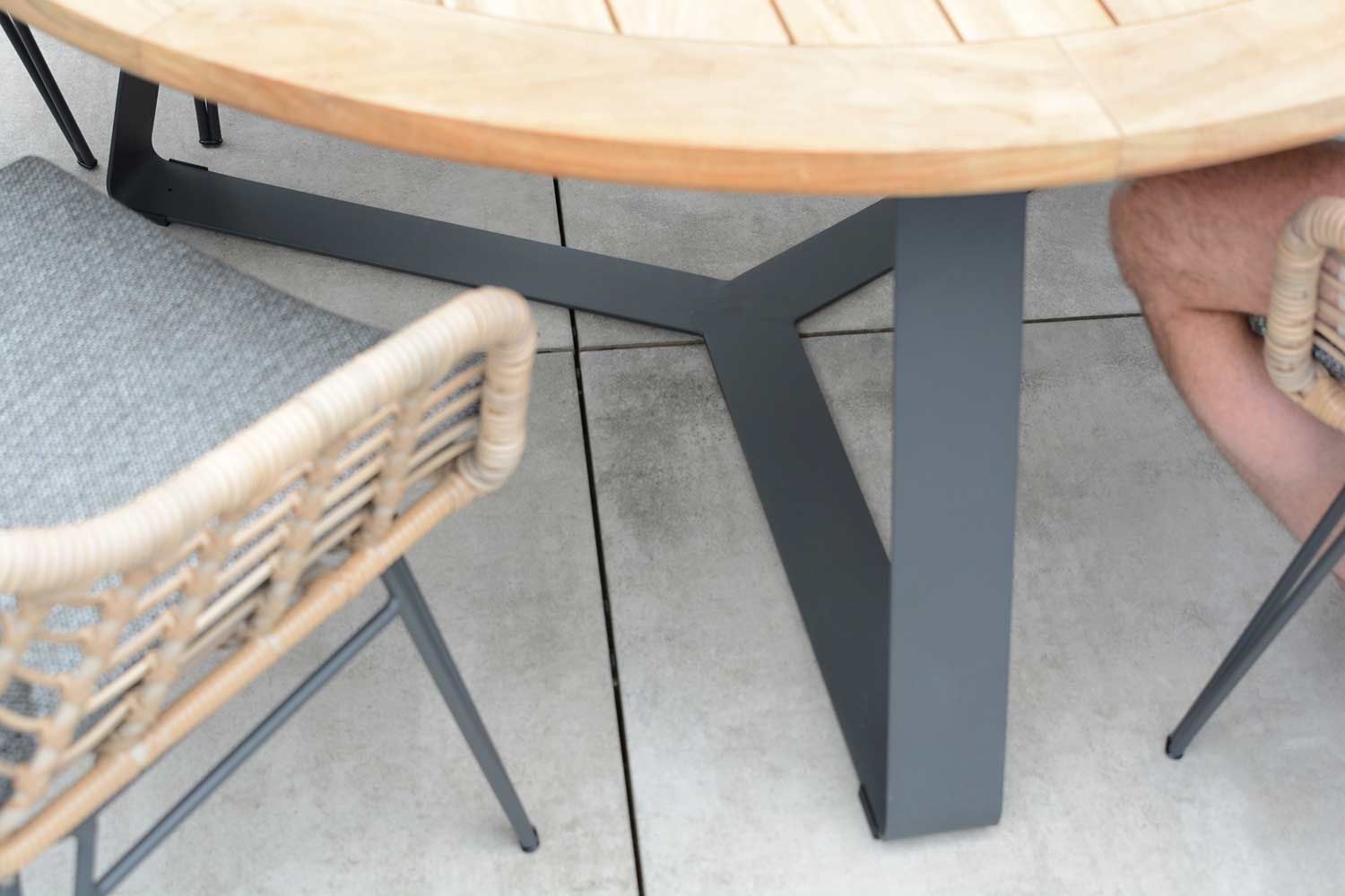 4 Seasons Outdoor Basso teak tuintafel 130 cm thumbnail
