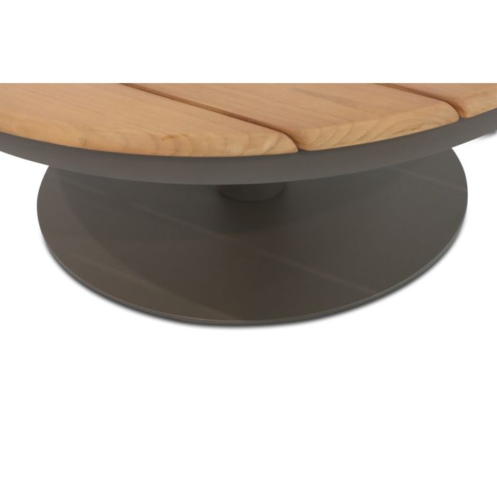 Detail van teakhouten tafelblad met terre aluminium frame