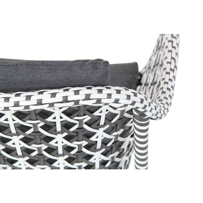 Detail van rugleuning – wit aluminium met zwart/wit wicker Detail van rugleuning – wit aluminium met zwart/wit wicker