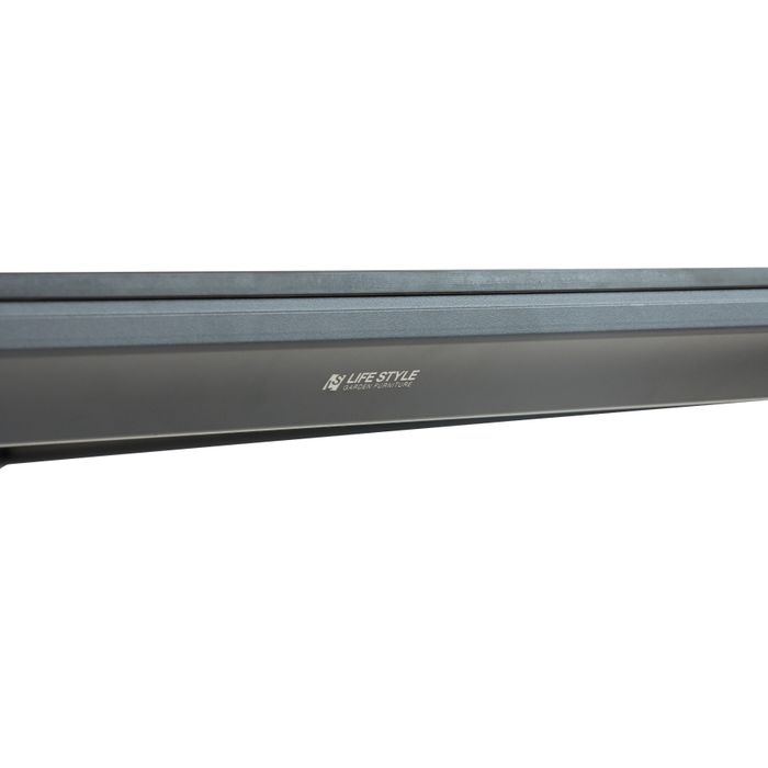 Detail van logo - HPL tafelblad op antraciet aluminium frame Detail van logo - HPL tafelblad op antraciet aluminium frame