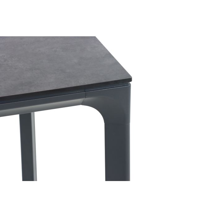 Detail van HPL tafelblad op antraciet aluminium frame Detail van HPL tafelblad op antraciet aluminium frame