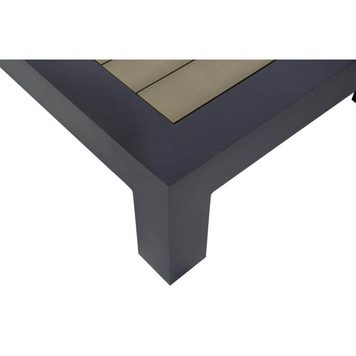 Detail van polywood tafelblad met antraciet aluminium frame Detail van polywood tafelblad met antraciet aluminium frame