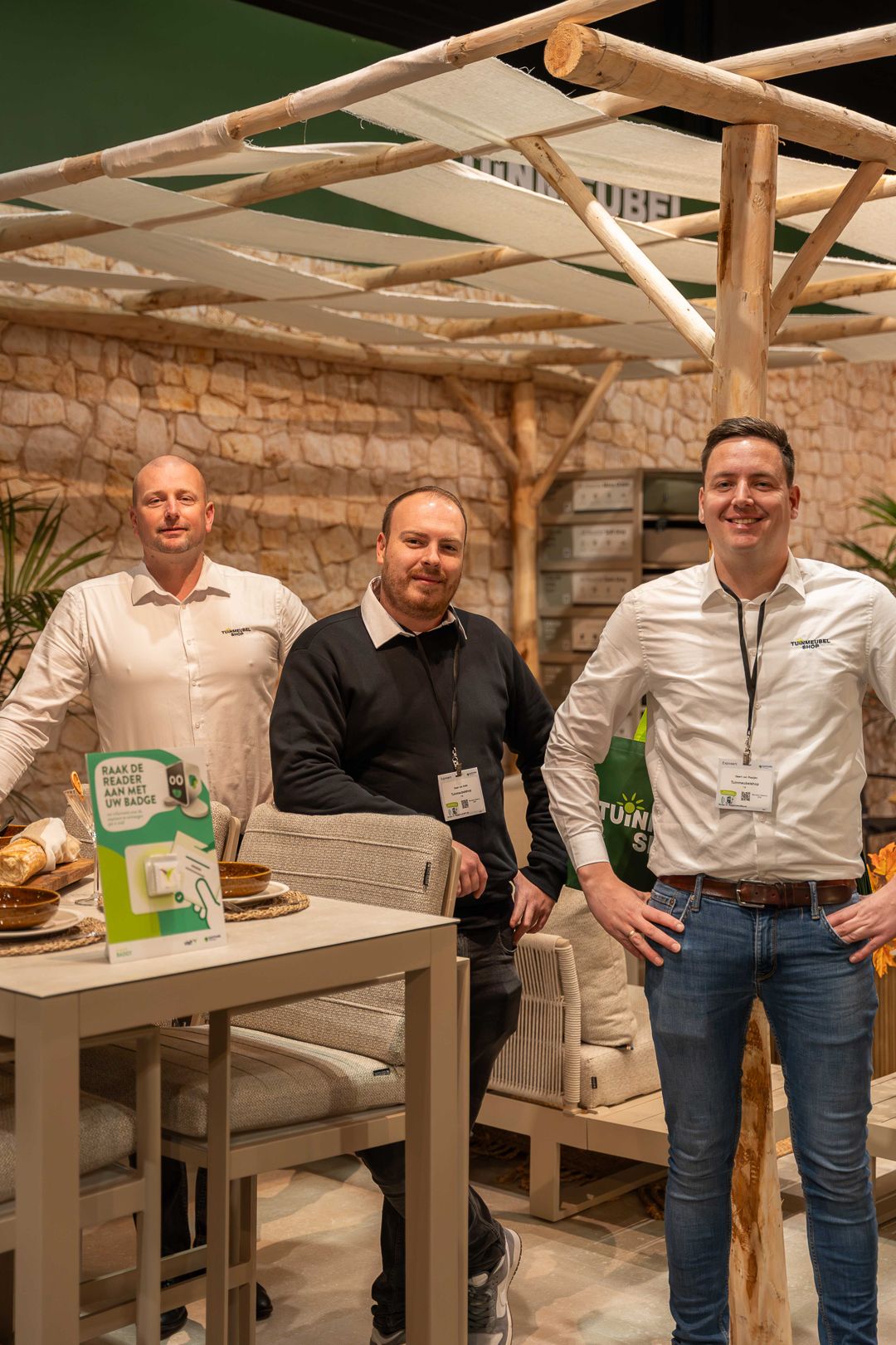 Tuinmeubelshop medewerkers op de stand