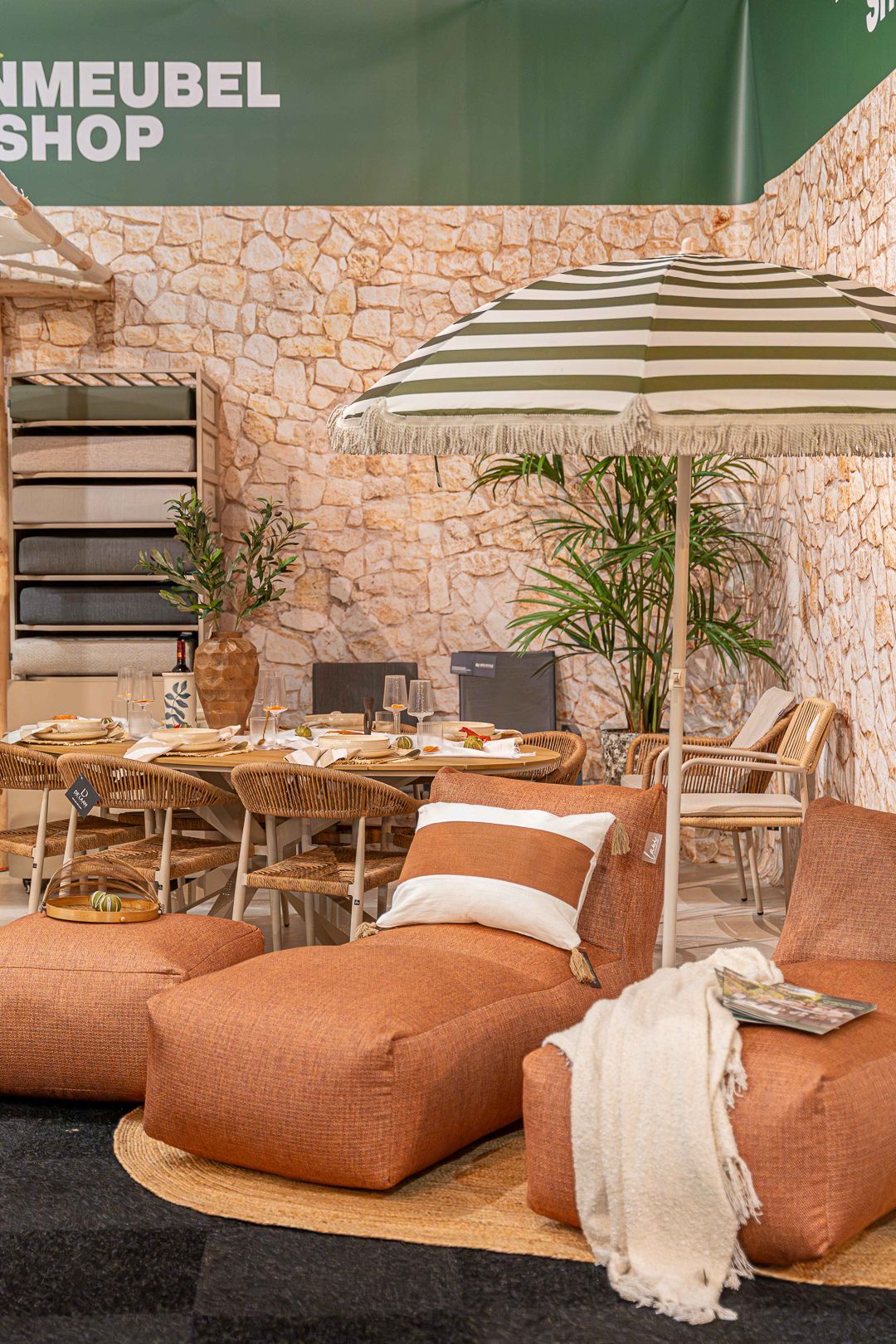 Zithoek met grote boom en natuurlijke materialen