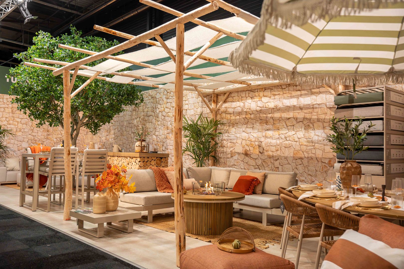 Gezellige zithoek met plaid en accessoires