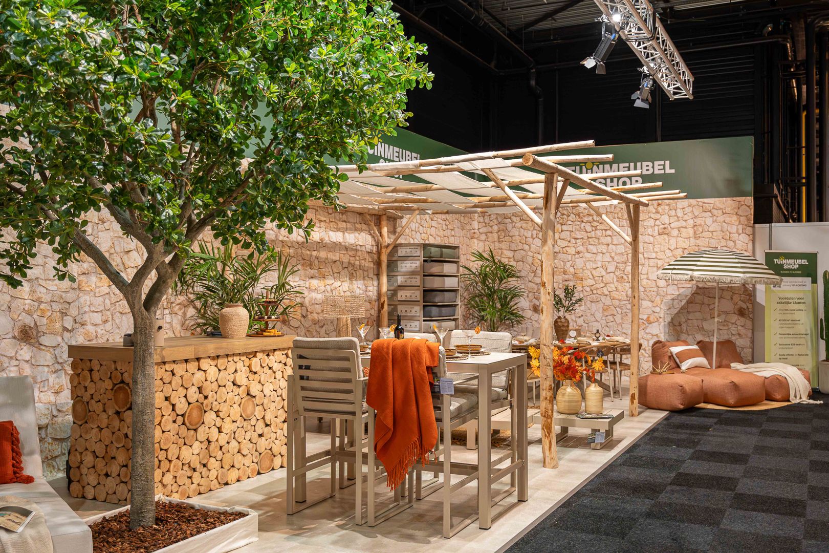 Sfeervolle zithoek met tuintafel en parasol