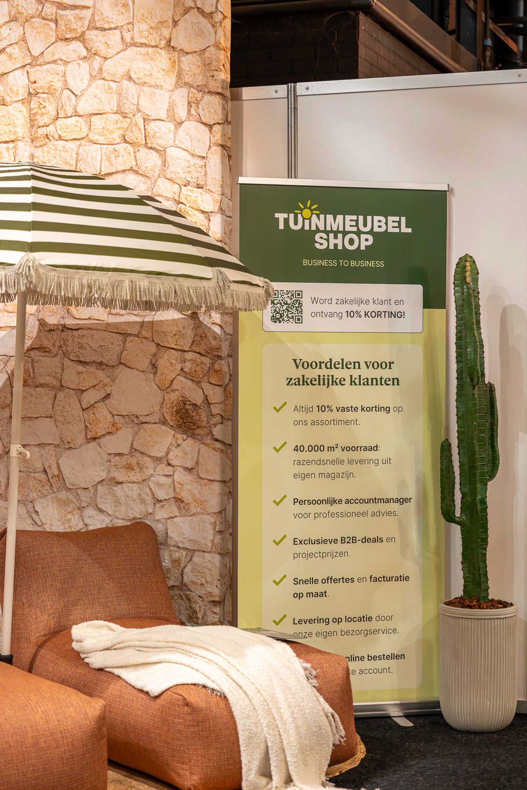 Close up van zitzak met banner voordelen zakelijke klanten