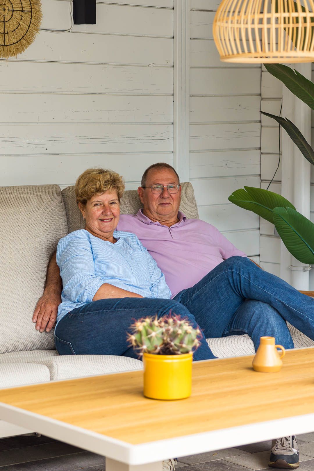Dionne en Ad ontspannen op de loungeset onder de overkapping