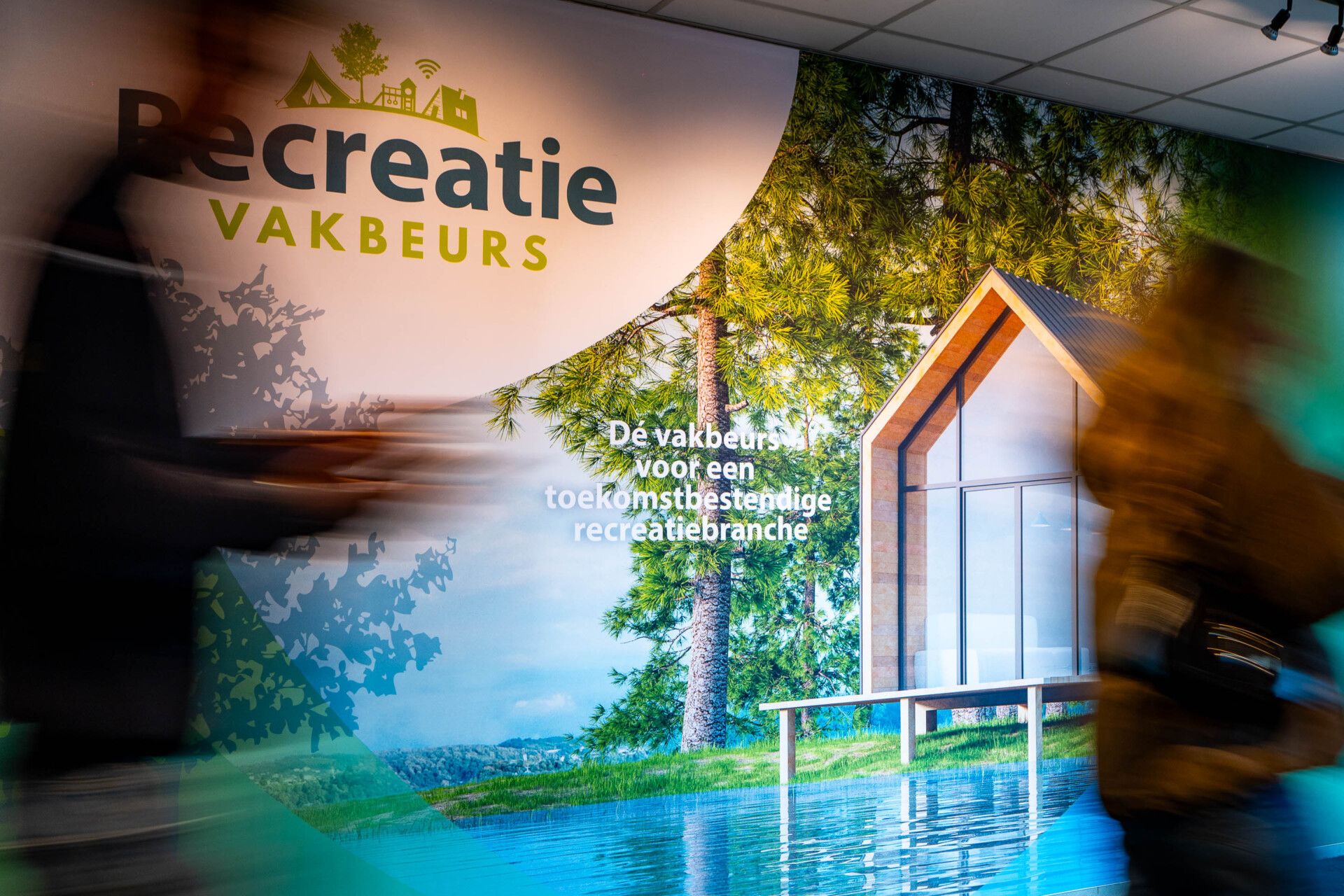 Onze stand met bezoekers