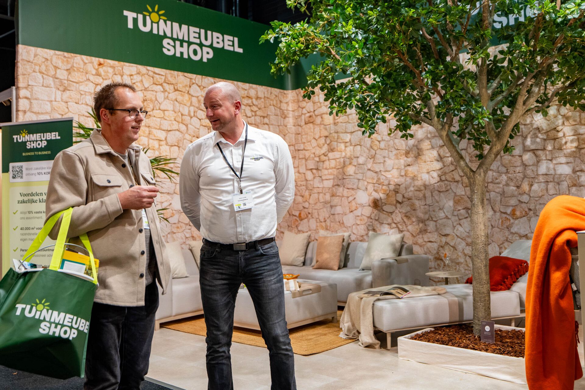 Overzicht van de stand met zitopstellingen