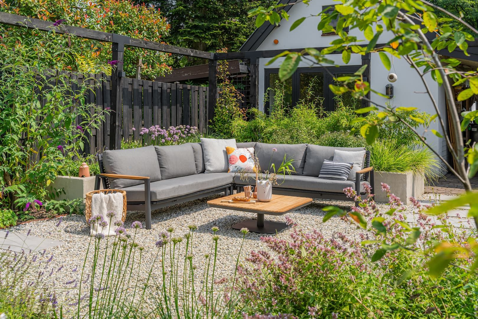 Welke materialen tuinmeubelen passen bij jouw tuin? Alle eigenschappen op een rij