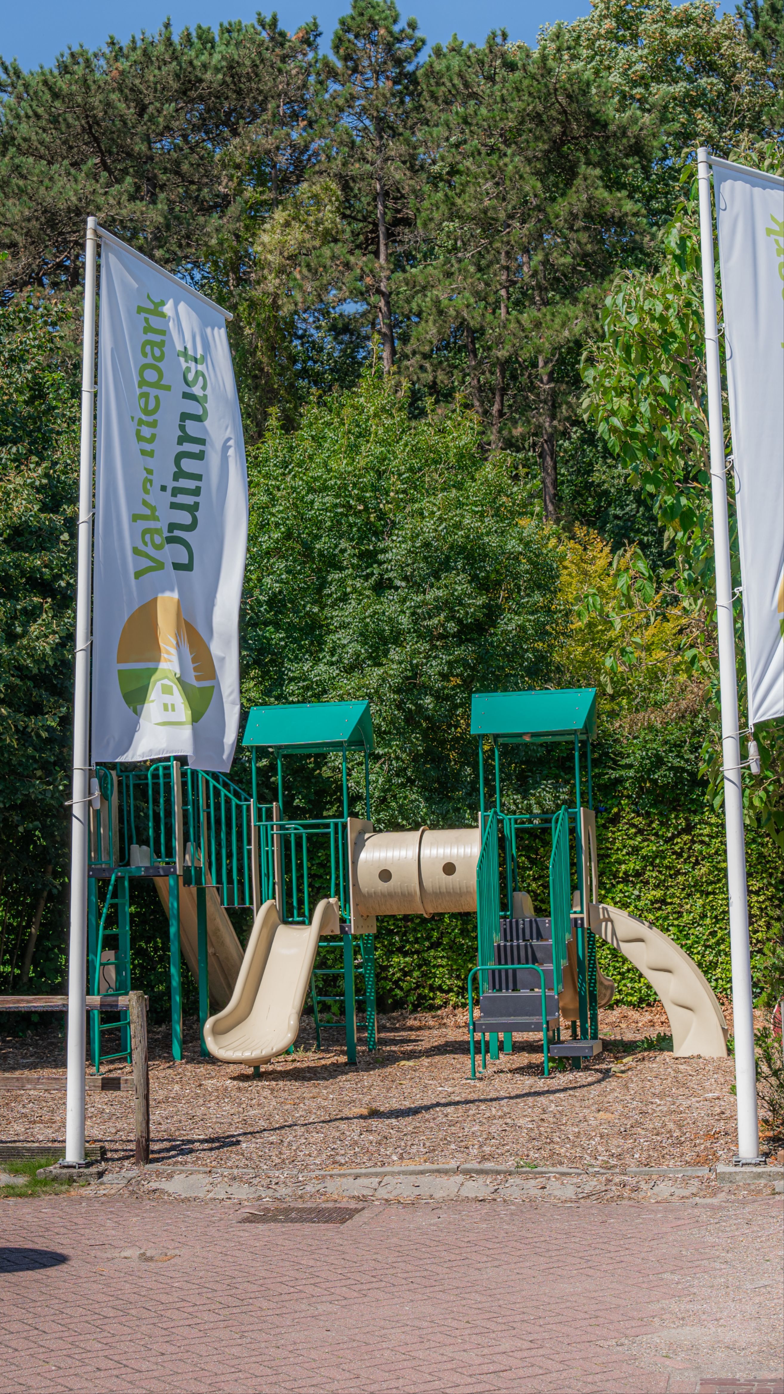 Vooraanzicht van een speeltuin bij vakantiepark Duinrust