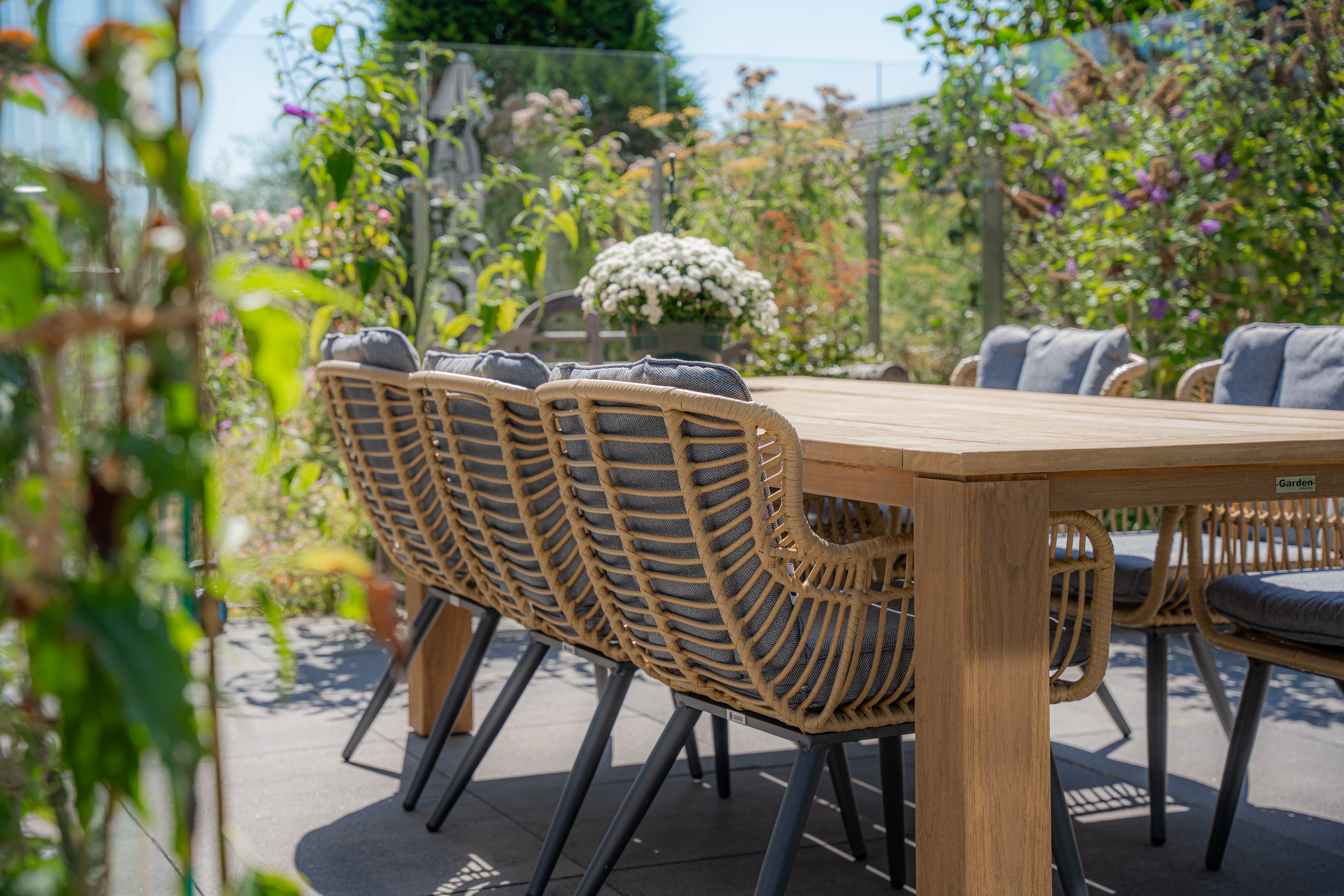 Duinrust – zijaanzicht van een terras met tuinset