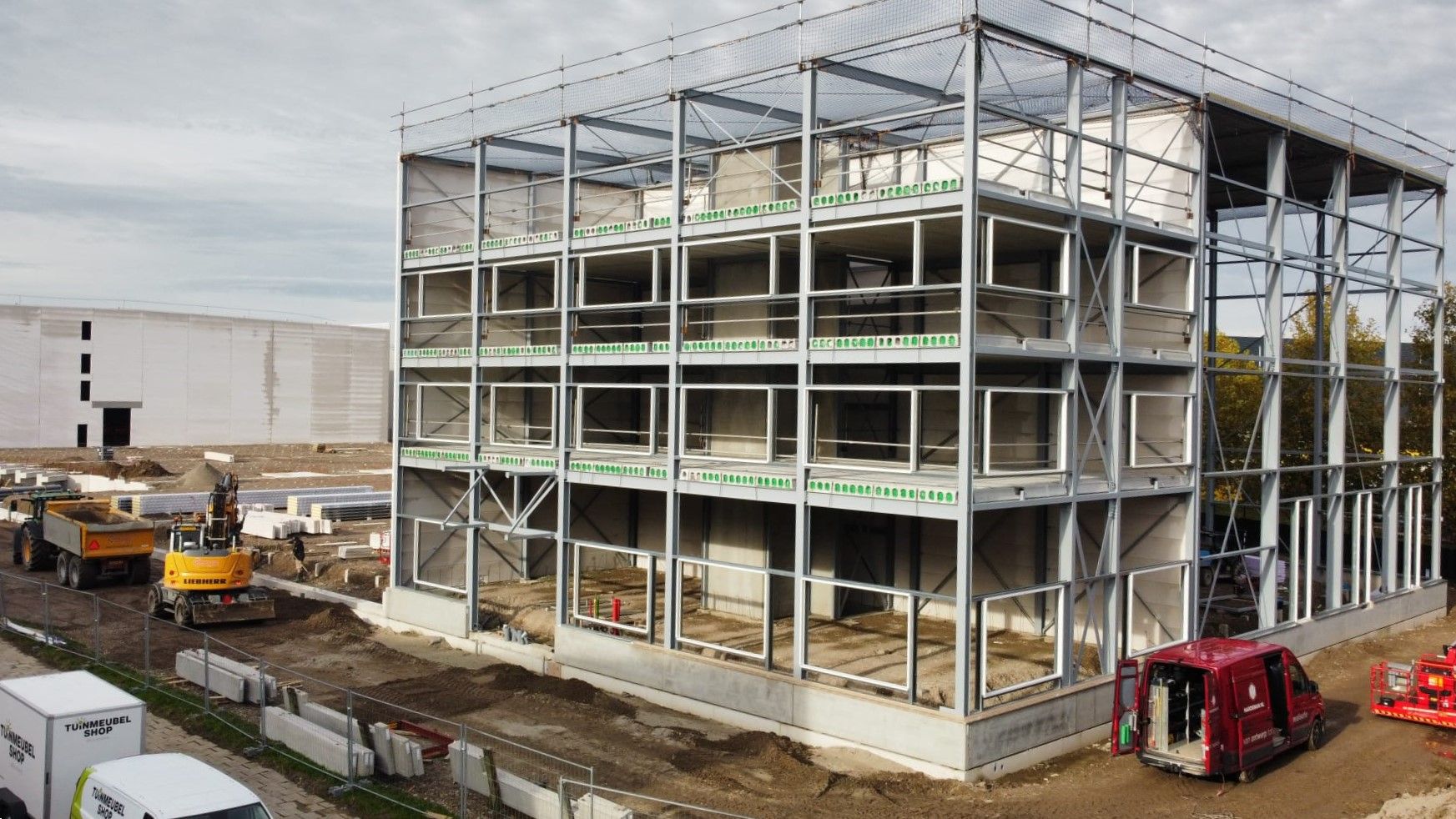 Zicht op de staalconstructie en vloeren van het distributiecentrum