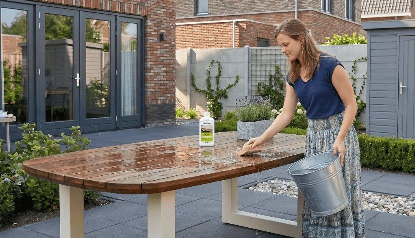 Houten tuinmeubelen schoonmaken met behandel olie