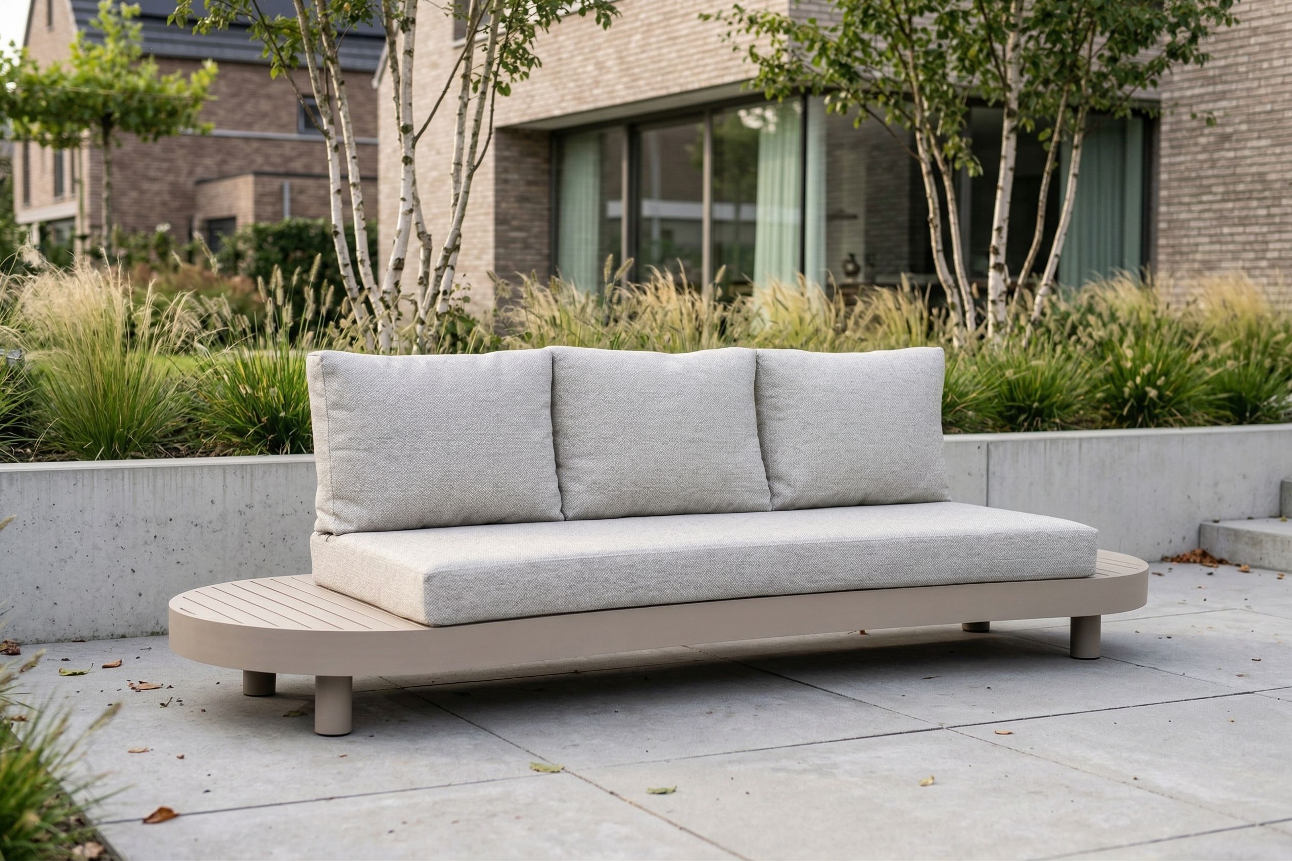 Moderne aluminium tuinset met zes tuinstoelen op een strak betegeld terras, geplaatst voor een lichte houten schutting met groene beplanting en een grote terracotta bloempot.