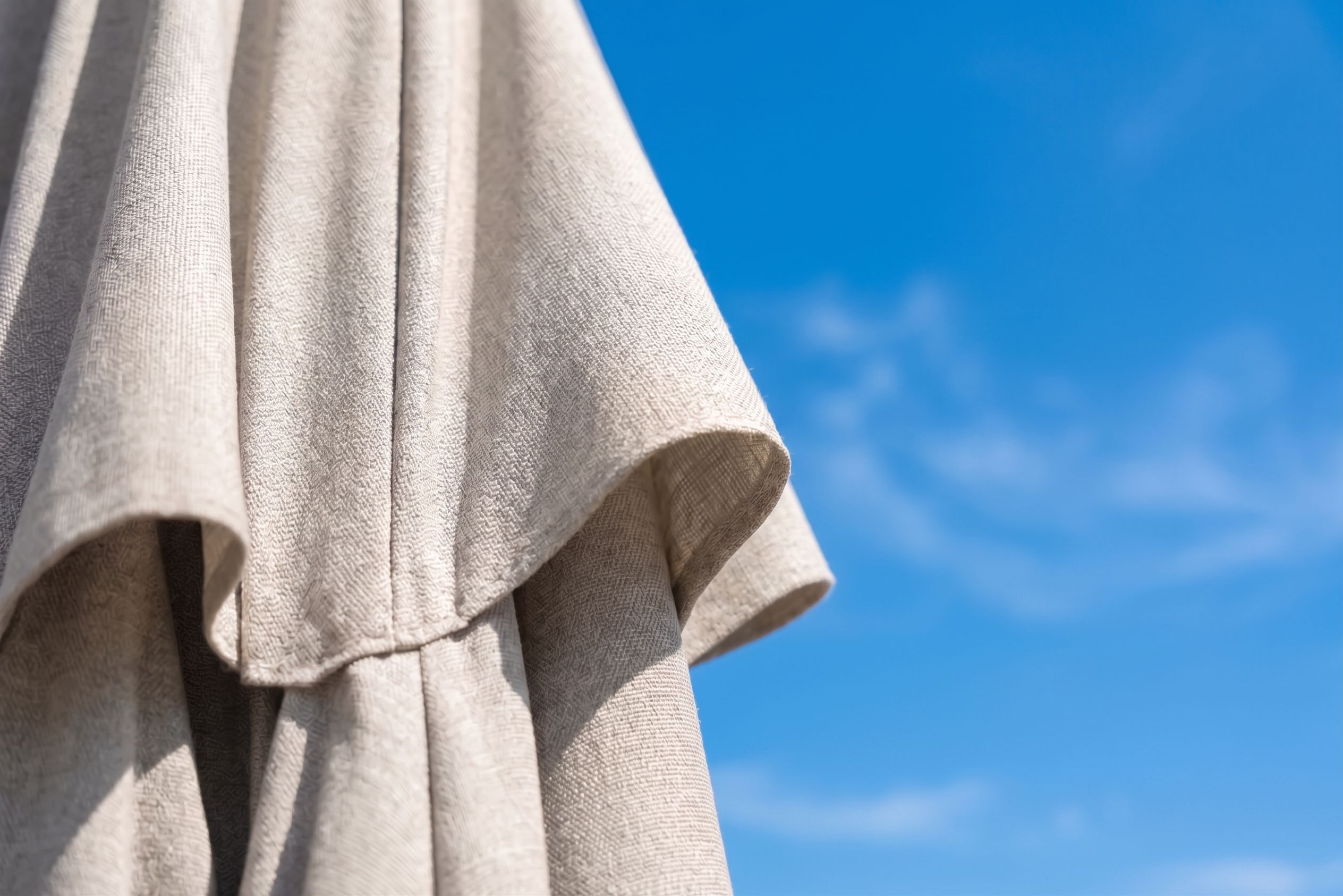 Voor deze afbeelding in de sectie over doekkwaliteit is dit de beste SEO alt-tekst volgens de Google-richtlijnen:  alt="Close-up van een hoogwaardig Olefin parasoldoek met UPF 50+ bescherming, geweven met kleurvaste Solution Dyed vezels.