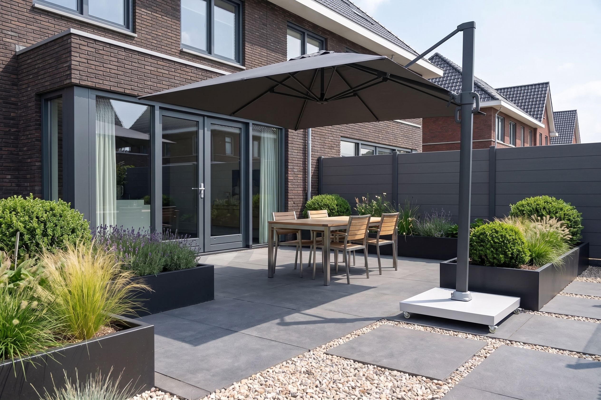 Antraciet vierkante zweefparasol met zijmast geplaatst bij een houten eethoek op een strak terras.