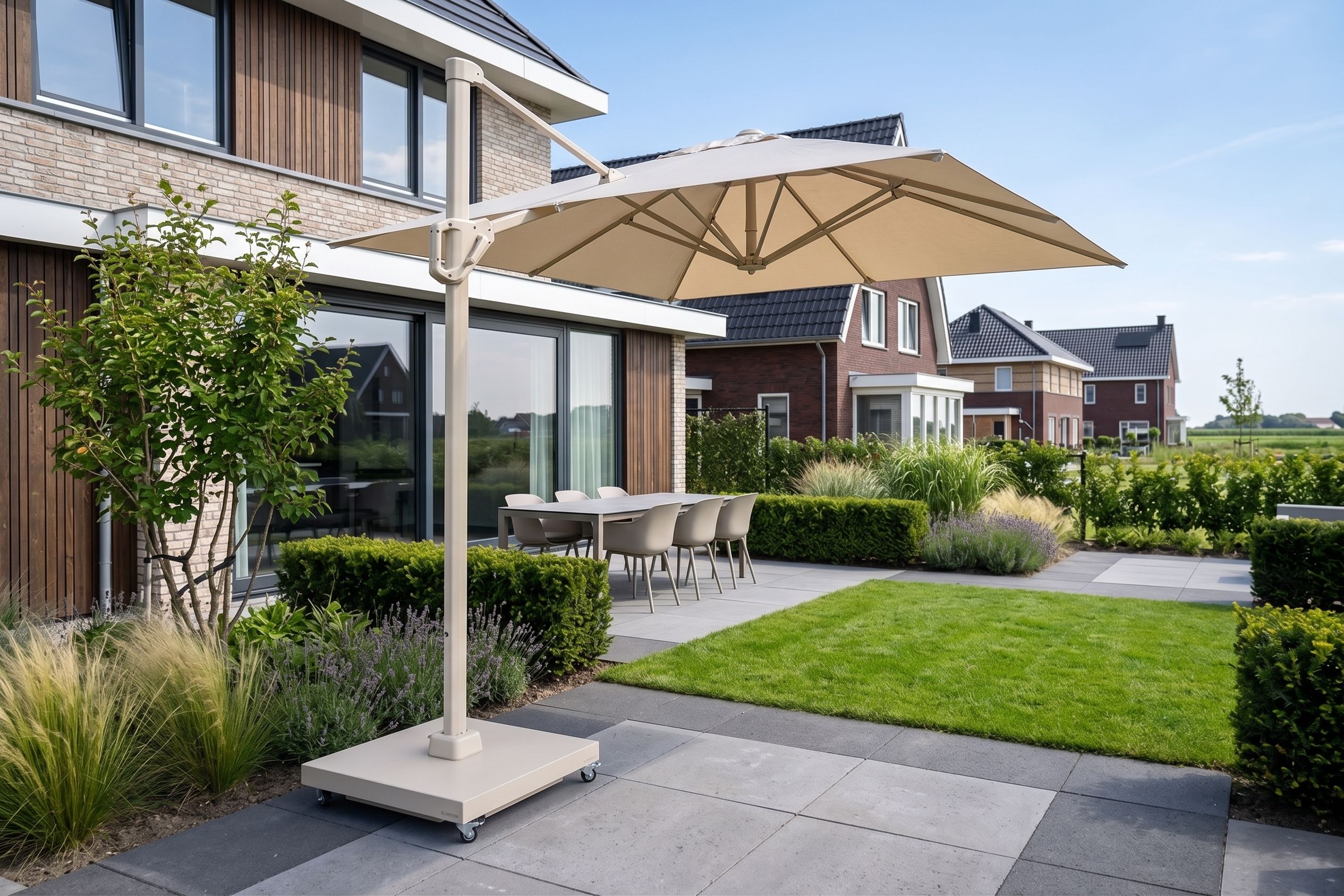 Luxe beige zweefparasol op een verrijdbare voet boven een moderne tuinset met eettafel.
