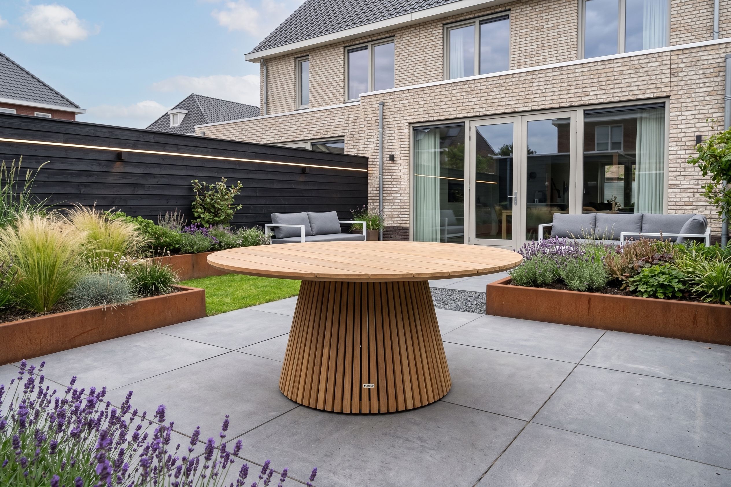 Een duurzame ronde teakhouten tuintafel op een modern betegeld terras, omgeven door plantenbakken en loungesets in een stijlvolle achtertuin.
