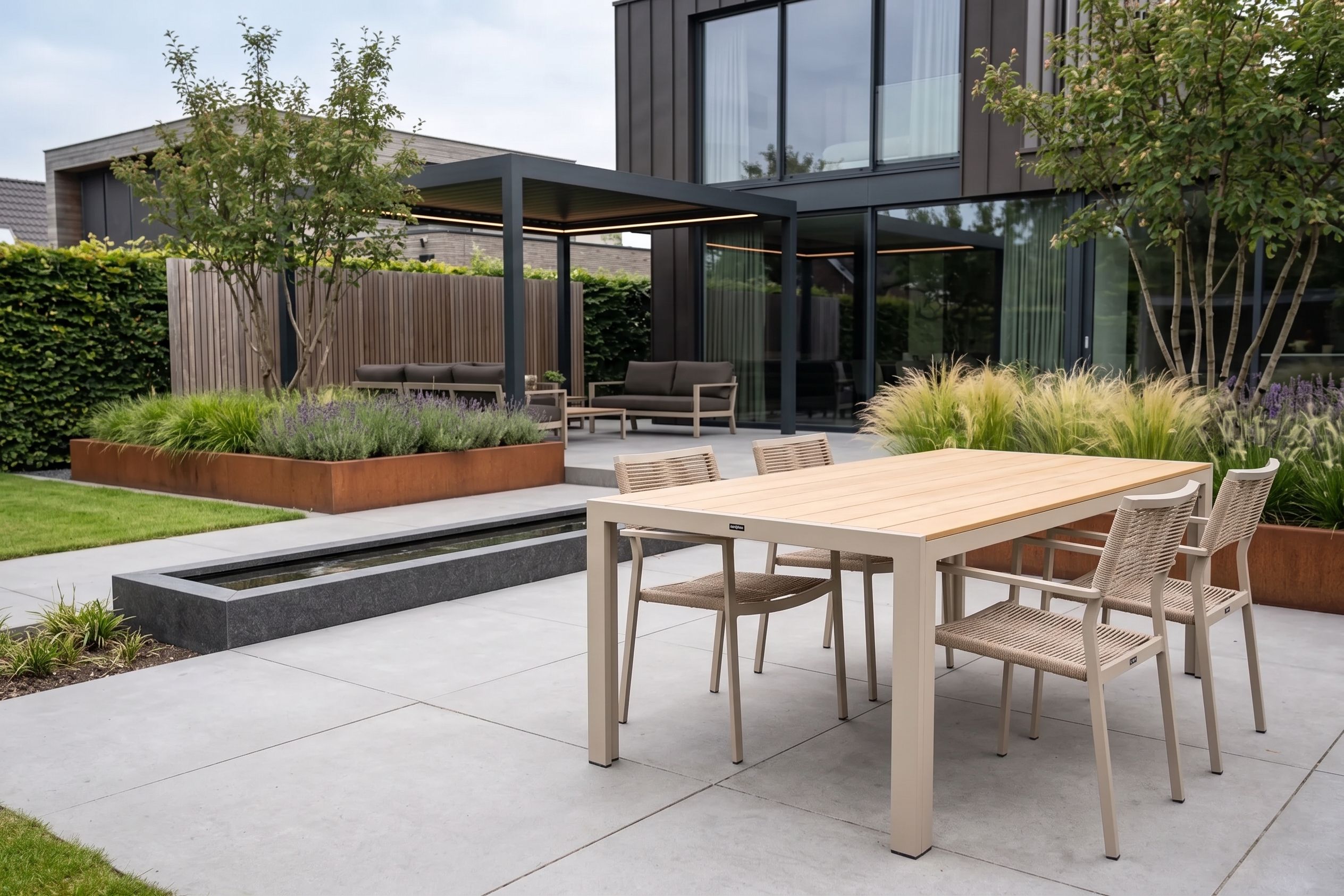Moderne rechthoekige tuintafel met polywood latten en beige tuinstoelen op een strak terras