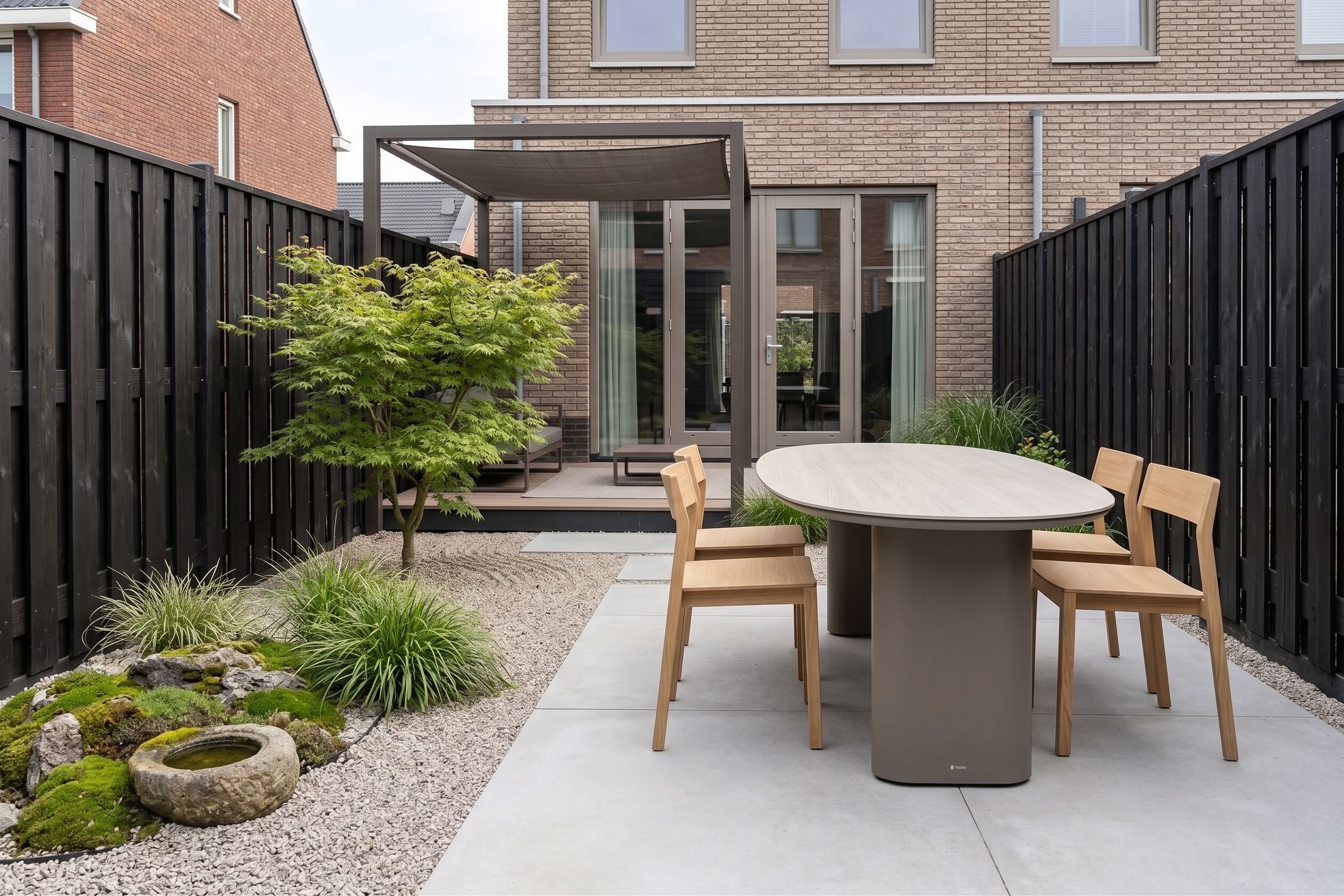 Moderne organische tuintafel in kiezelvorm met houten design tuinstoelen op een strak terras
