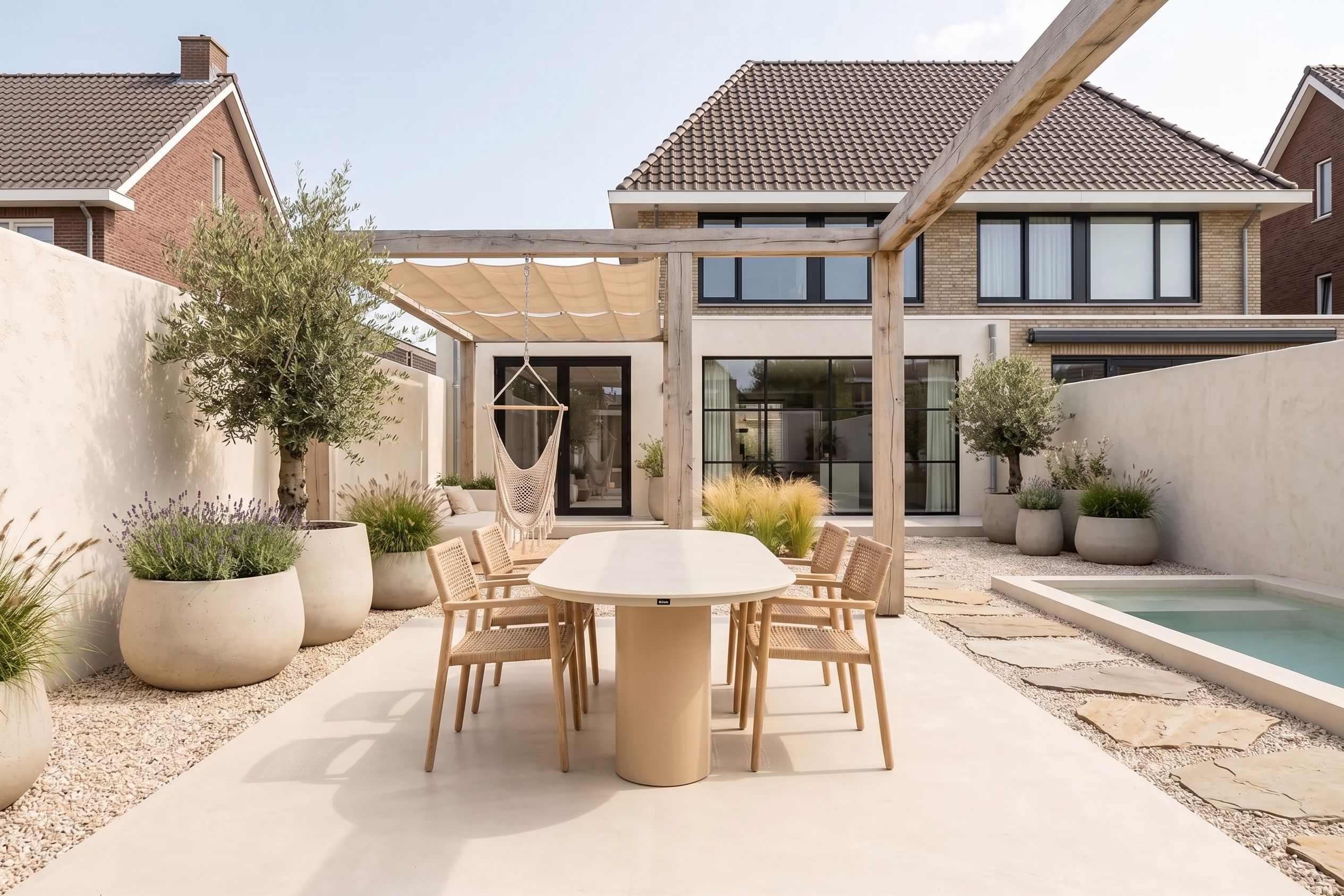 Beige ovale eettafel voor buiten met houten stoelen in een luxe, modern ingerichte achtertuin