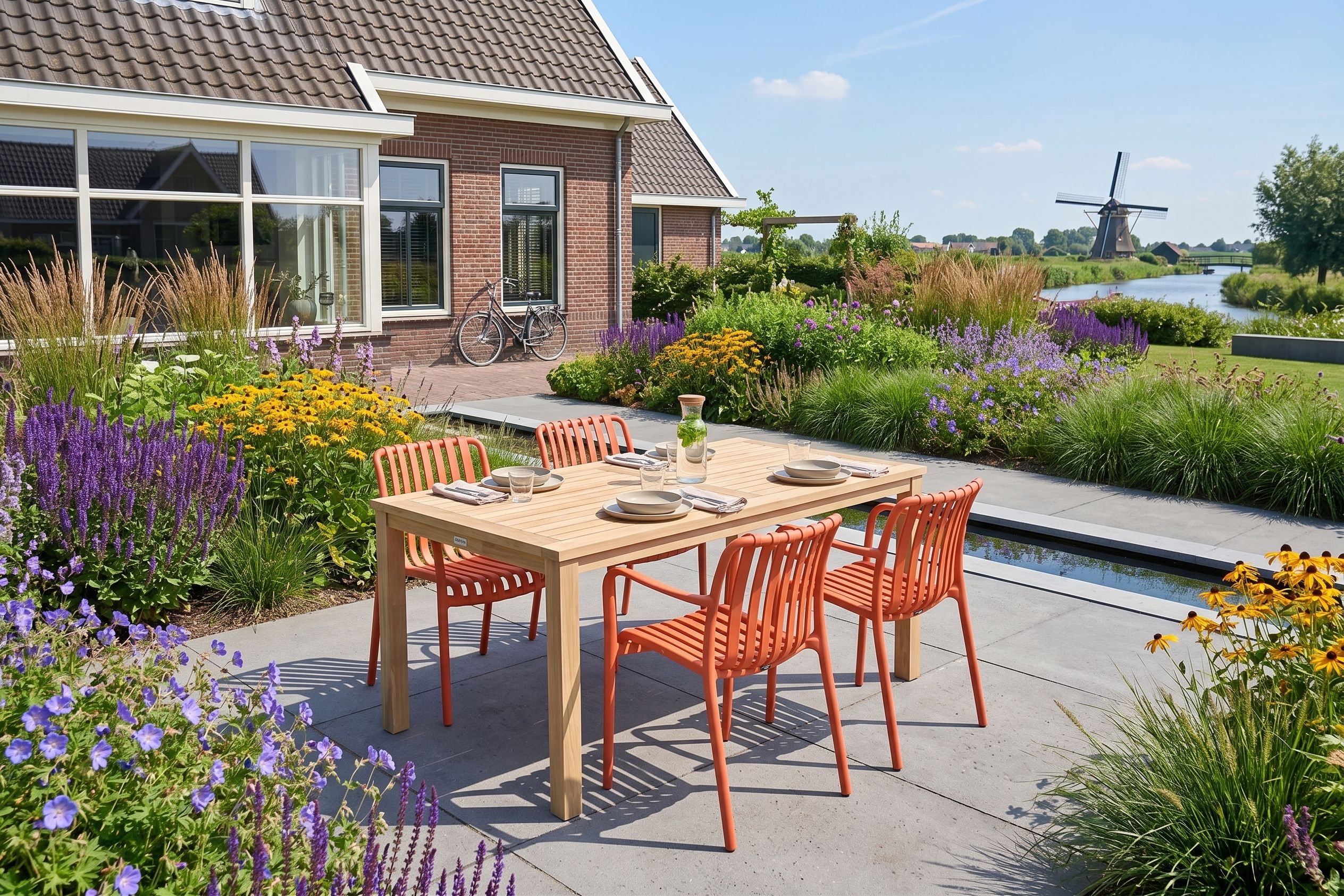 Een houten tuintafel met vier oranje tuinstoelen op een terras in de tuin, passend bij de grootte van de tafel.