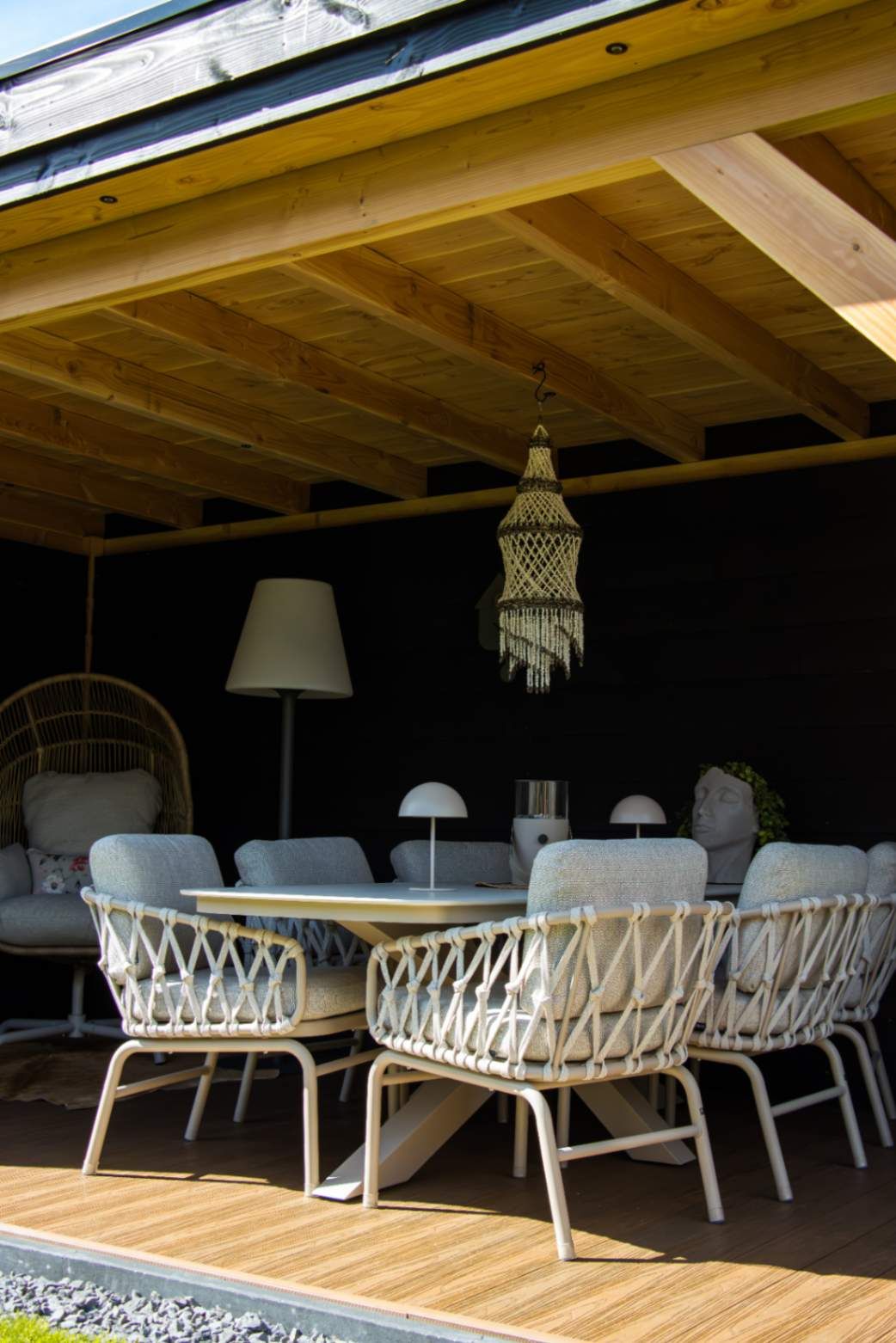 Brede blik op de low dining set onder de overkapping