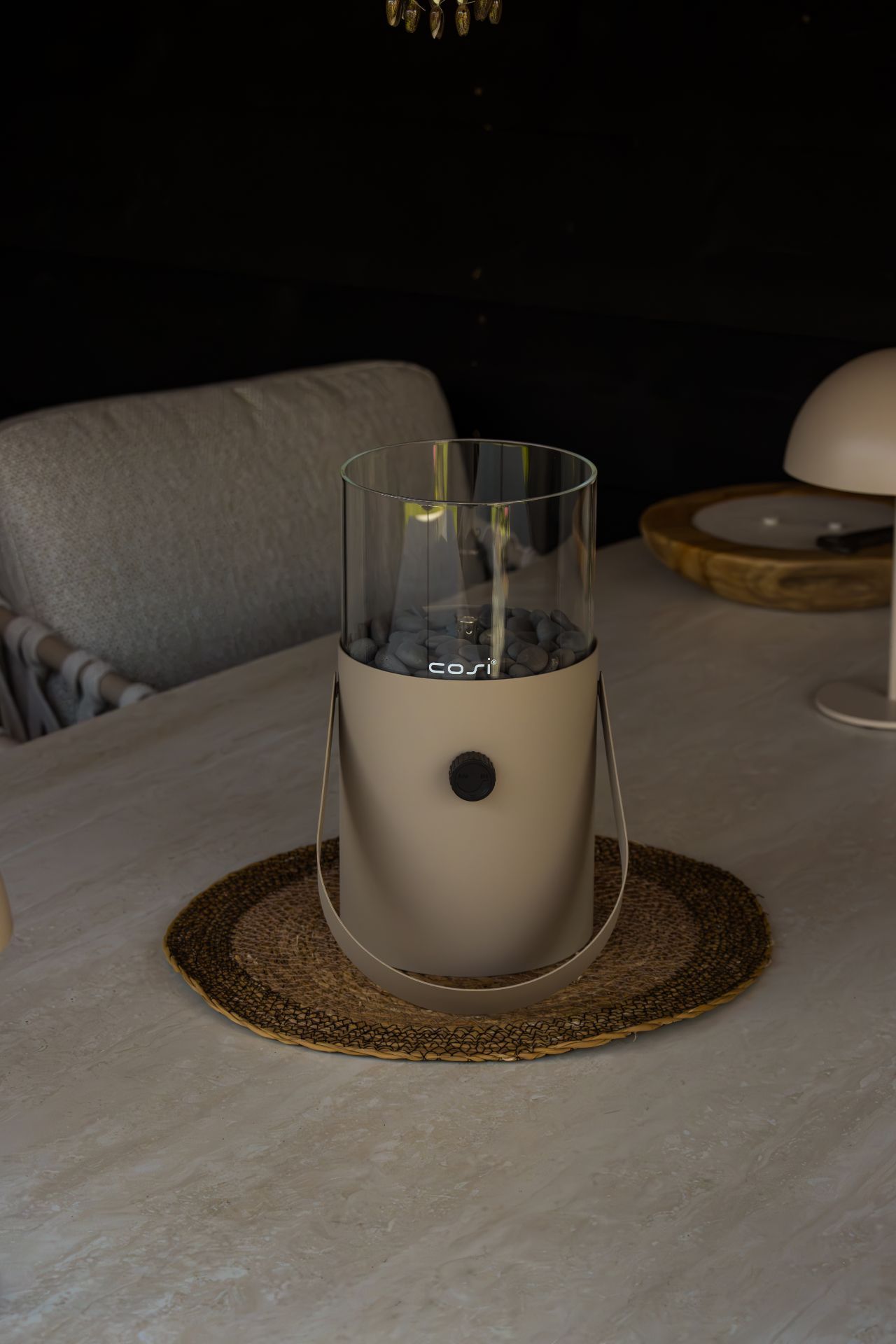 Detail van de low dining tafel met sfeervolle accessoires