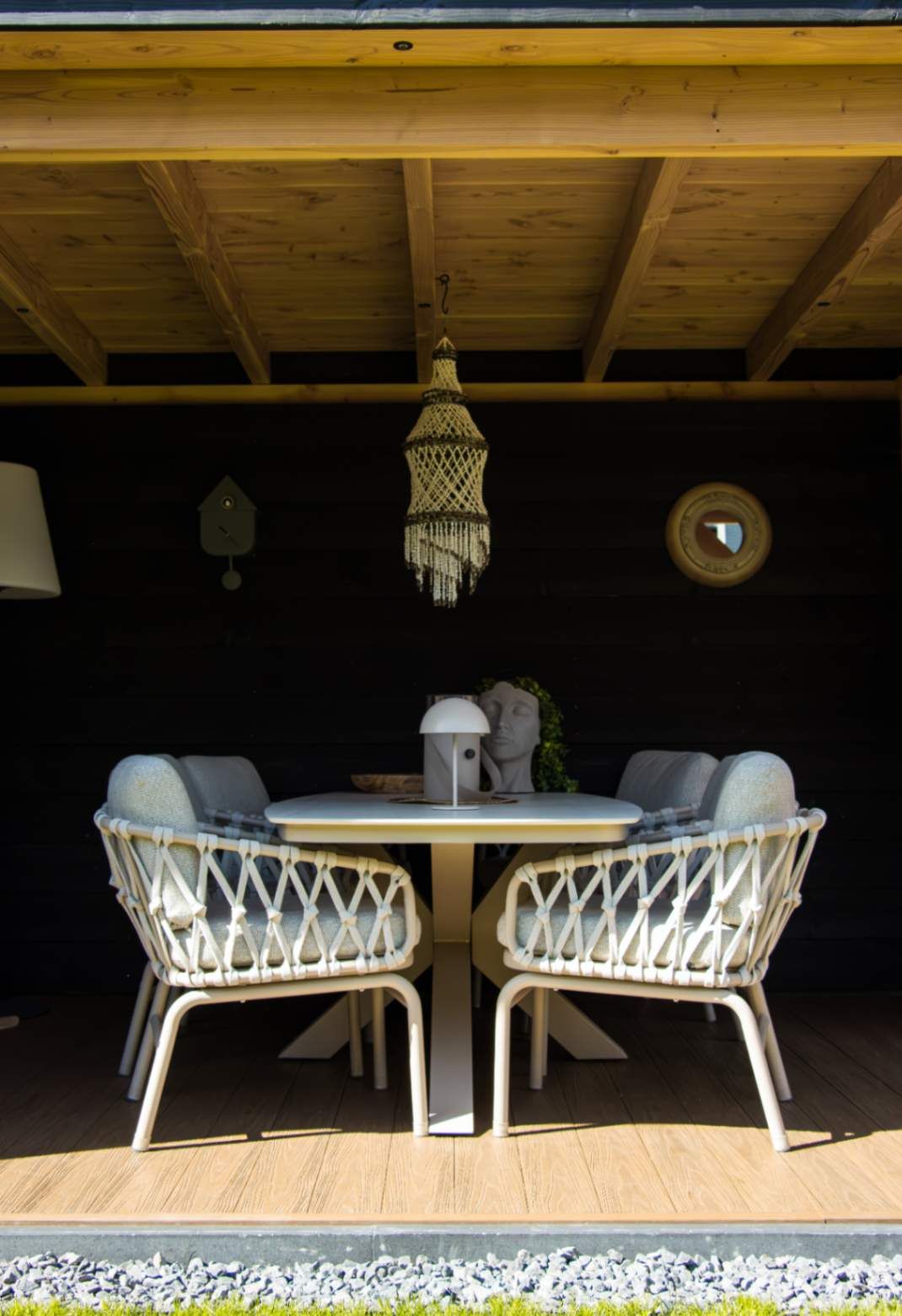 Low dining set onder de houten overkapping in de tuin van Ingrid