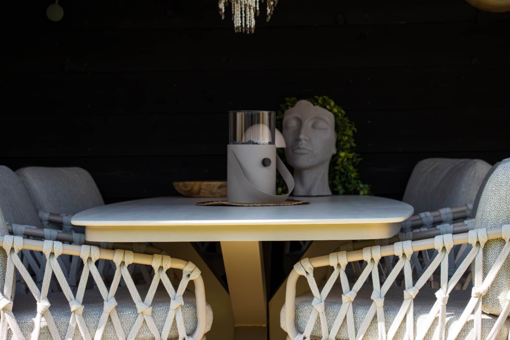 Overkapping met comfortabele low dining stoelen en een lichte tafel