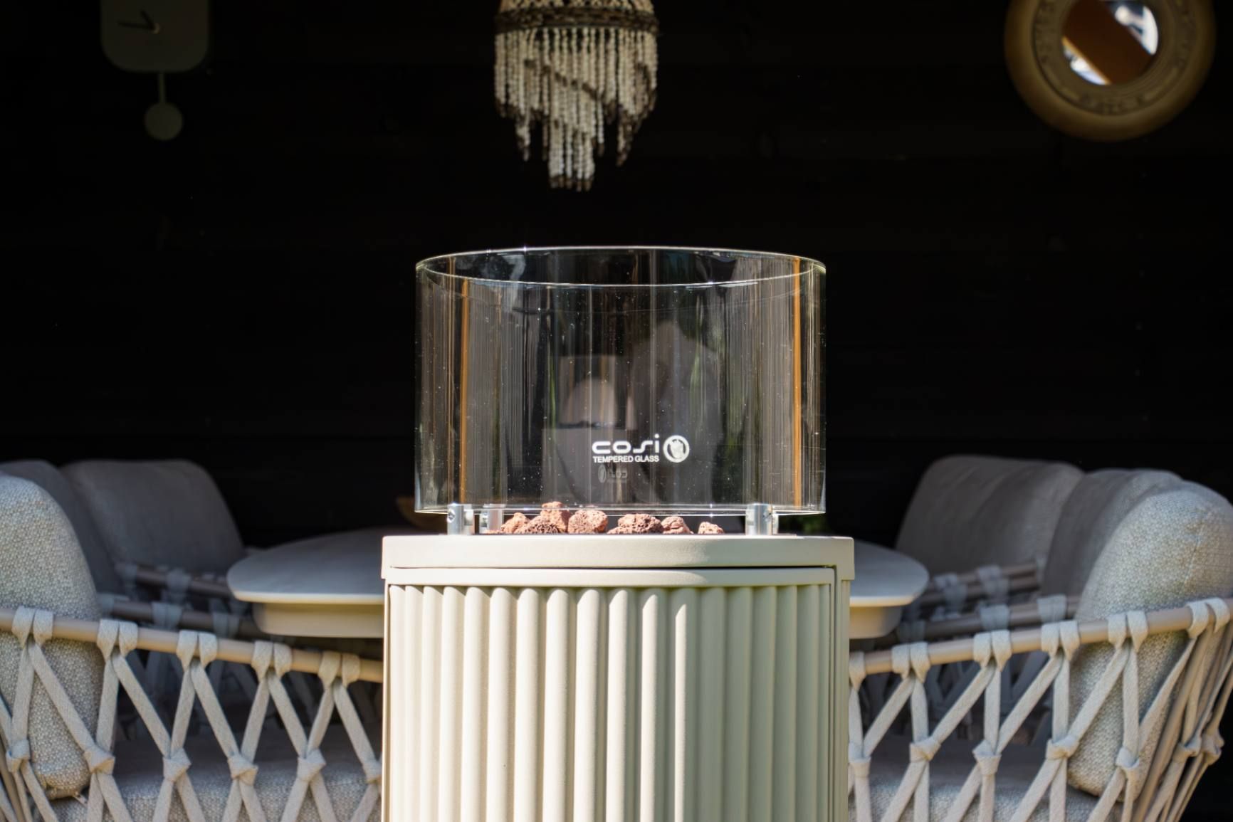 Lichte low dining tuinset in de sfeervolle overkapping van Ingrid