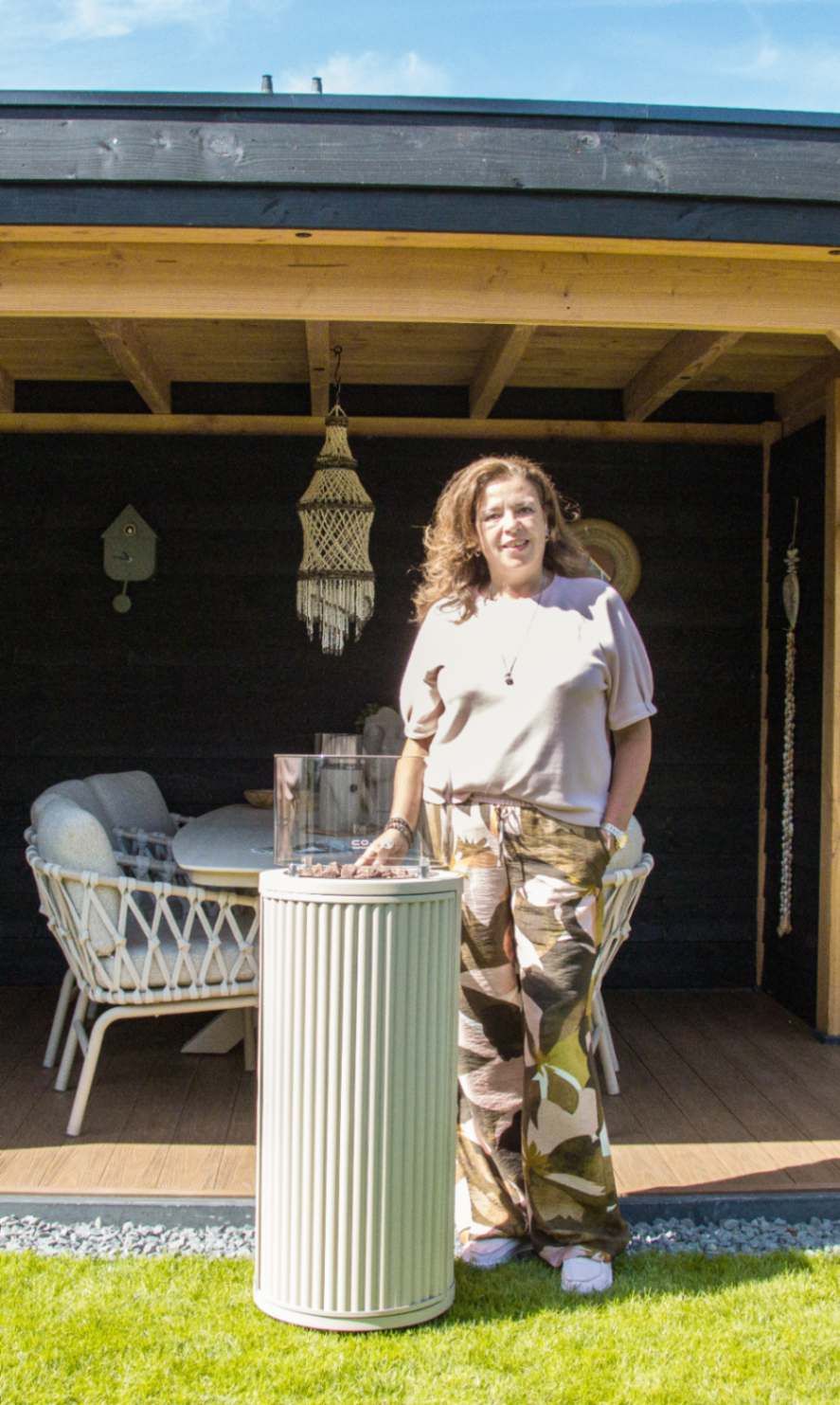 Ingrid bij haar lichte low dining set onder de overkapping
