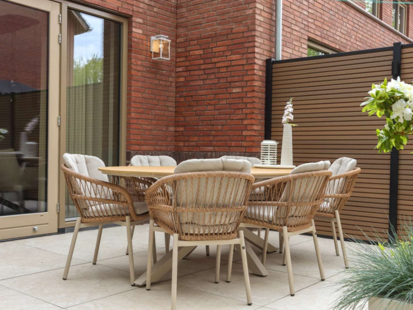 Beige dining tuinset met rope tuinstoelen op het terras