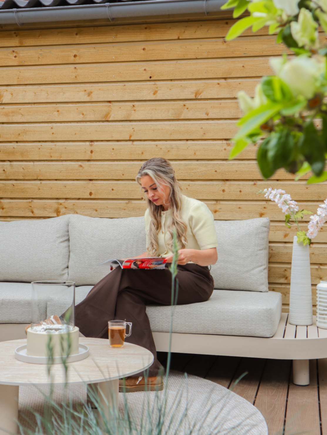Nicole van Huisje Coort ontspant op een beige loungeset in haar nieuwbouwtuin