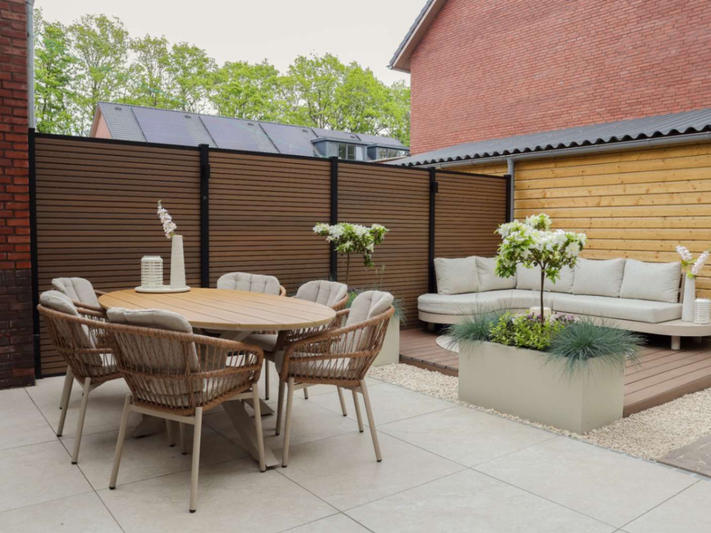 Overzicht van de nieuwbouwtuin met dining tuinset en beige loungeset