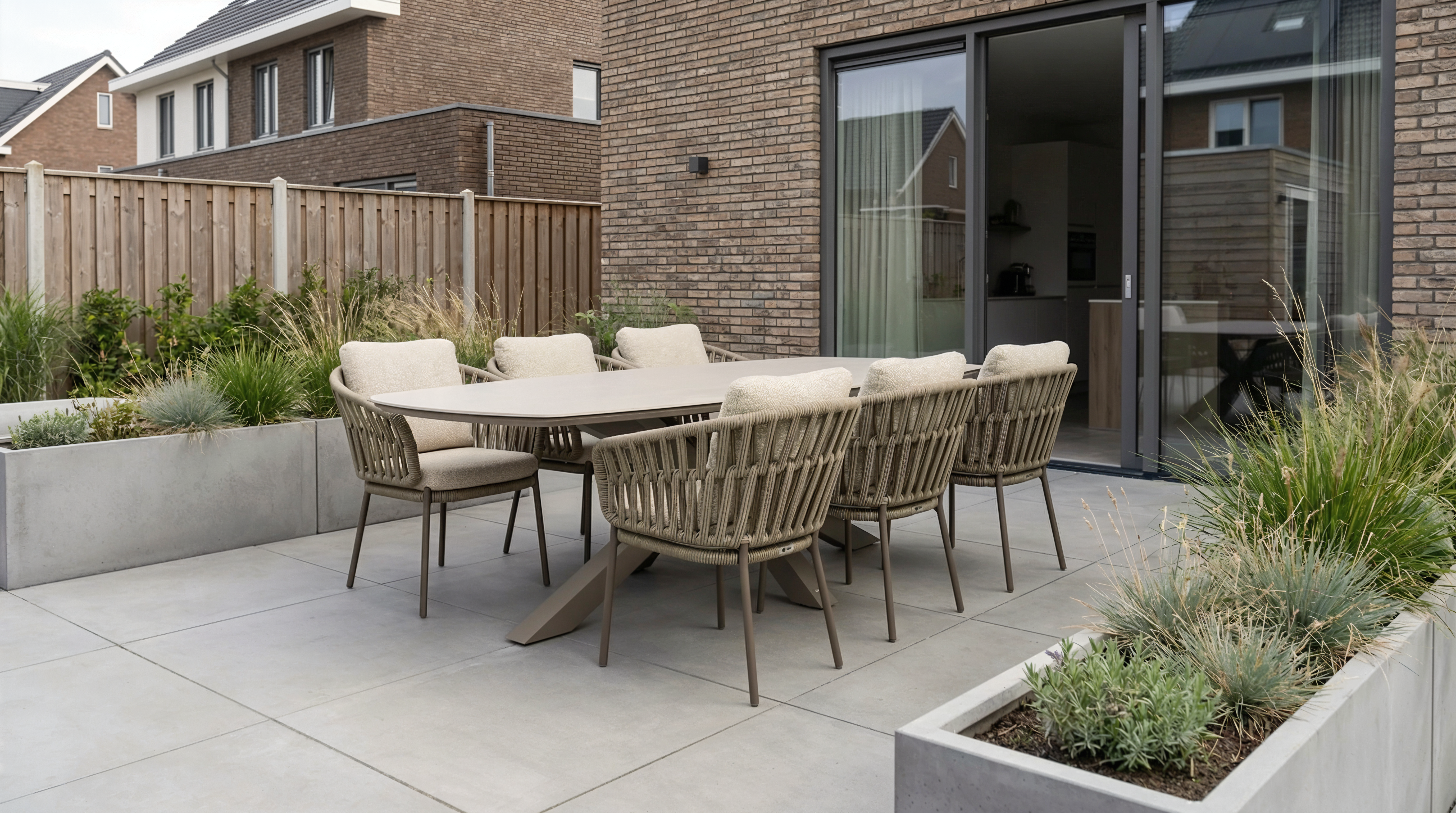 Coco Viento/Voyage 240x120 cm dining tuinset (7-delig) met rechthoekige tuintafel en 6 rope diningstoelen met kussens op modern terras.
