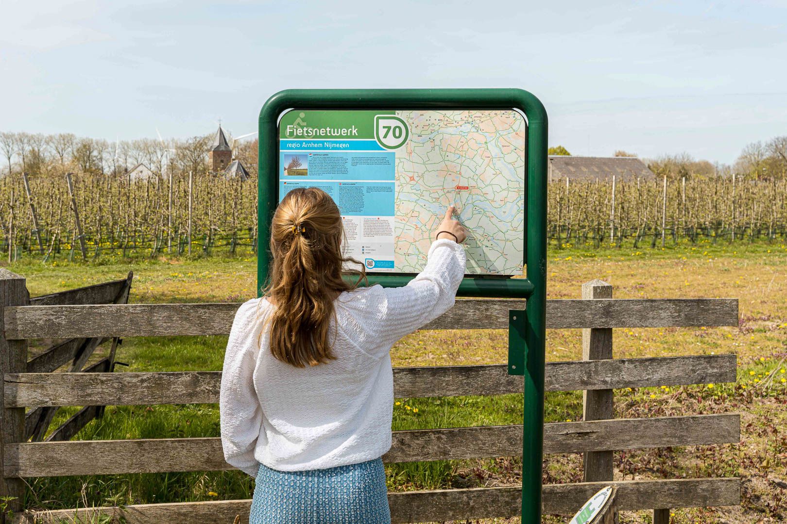 Fietsnetwerkbord met route rond Elst