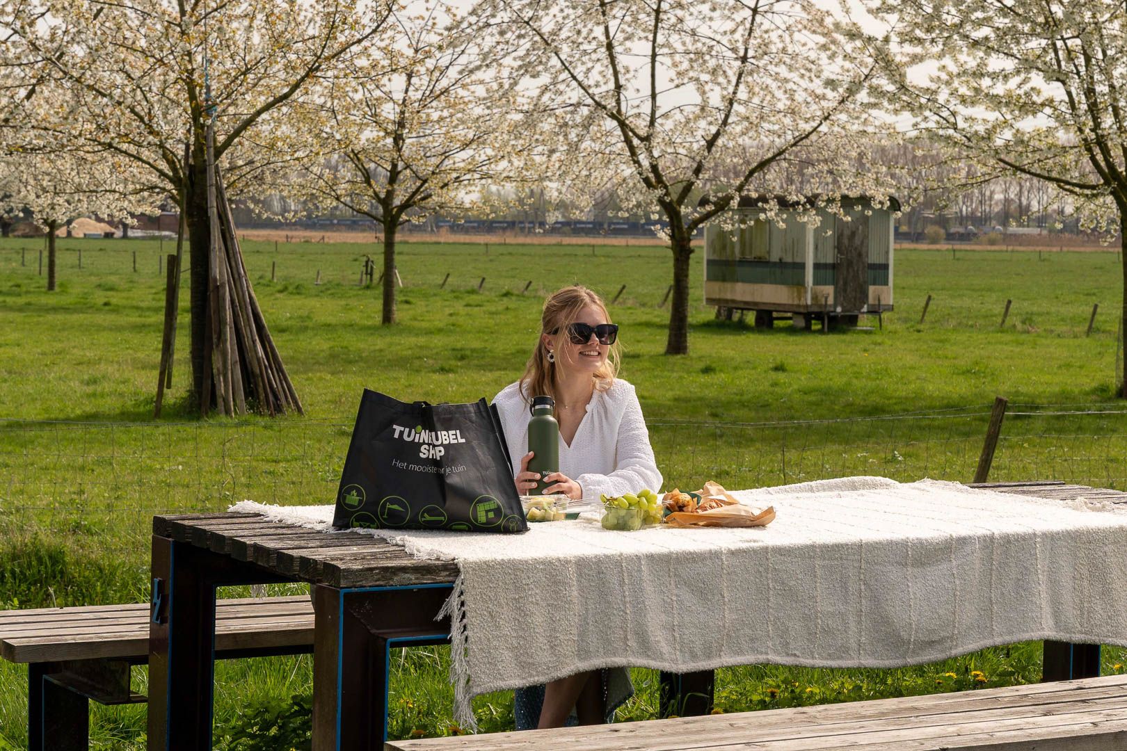 Picknick onderweg tijdens een fietsroute rond Elst