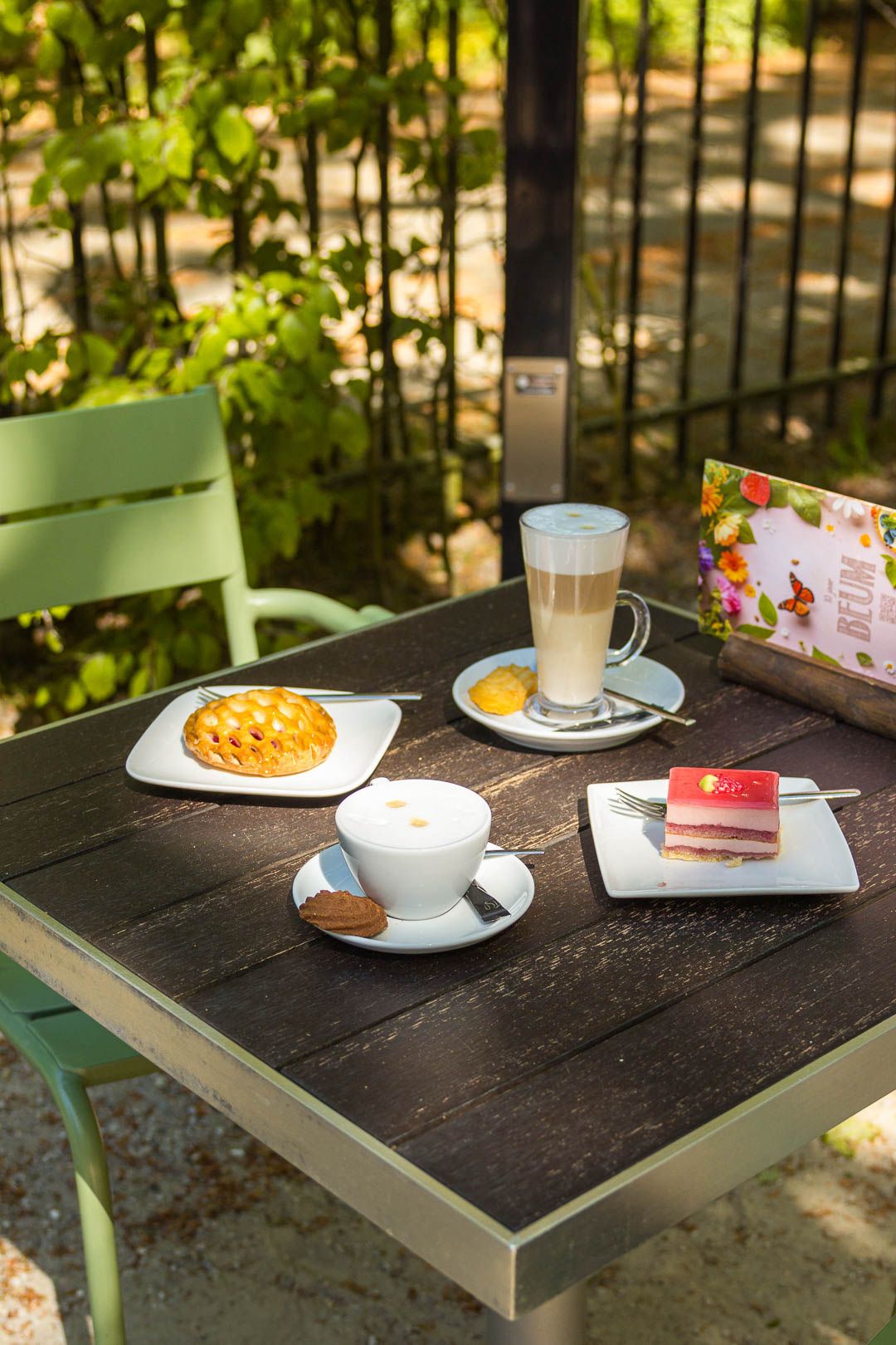 Koffie en taart op het terras bij Café Beum