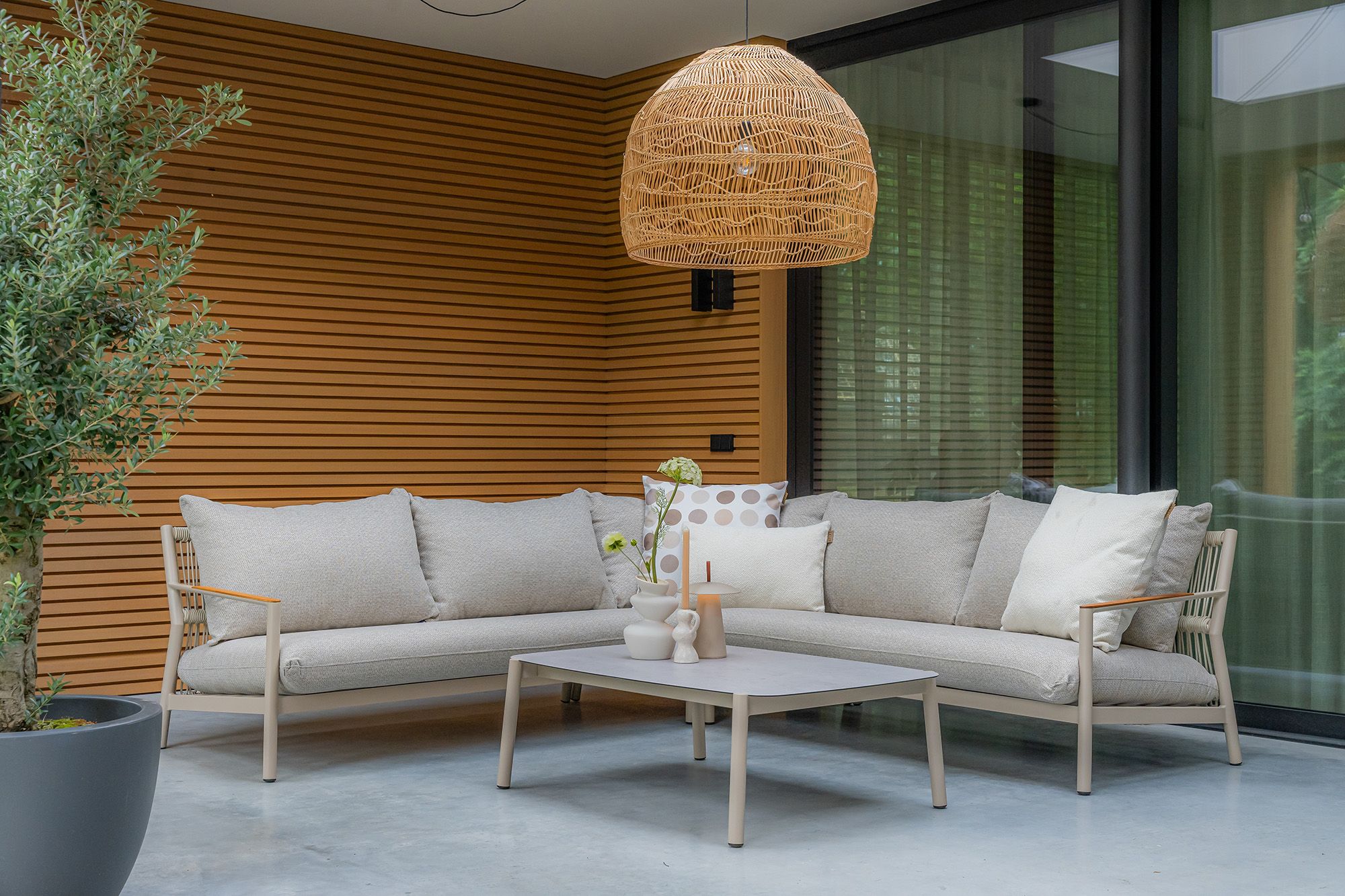 loungeset in zandkleur in hoekvorm