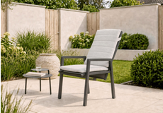 Set verstelbare standenstoelen met gekleurde kussens in groen, oranje, blauw en gestreept design voor in de tuin