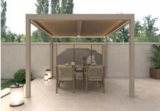 Moderne loungeset met grijze kussens en grote zweefparasol op een luxe terras bij het zwembad