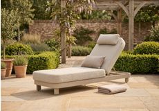 Teakhouten ligbed met verstelbare rugleuning op een modern terras, luxe houten zonnebed voor de tuin