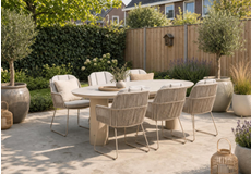 Moderne ronde tuinset  met trendy tuinstoelen op een overdekt terras, stijlvolle tuinmeubelset voor buiten