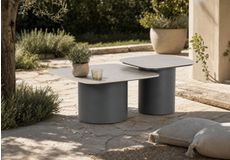 Strakke aluminium loungetafel met houten detail, passend bij een moderne loungeset op een terras