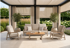 Stijlvolle loungeset met 2-zits bank, twee gevlochten loungestoelen en houten salontafel op een terras